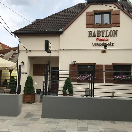 Готель Babylon Pizzeria Vendeghaz Мішкольц Екстер'єр фото